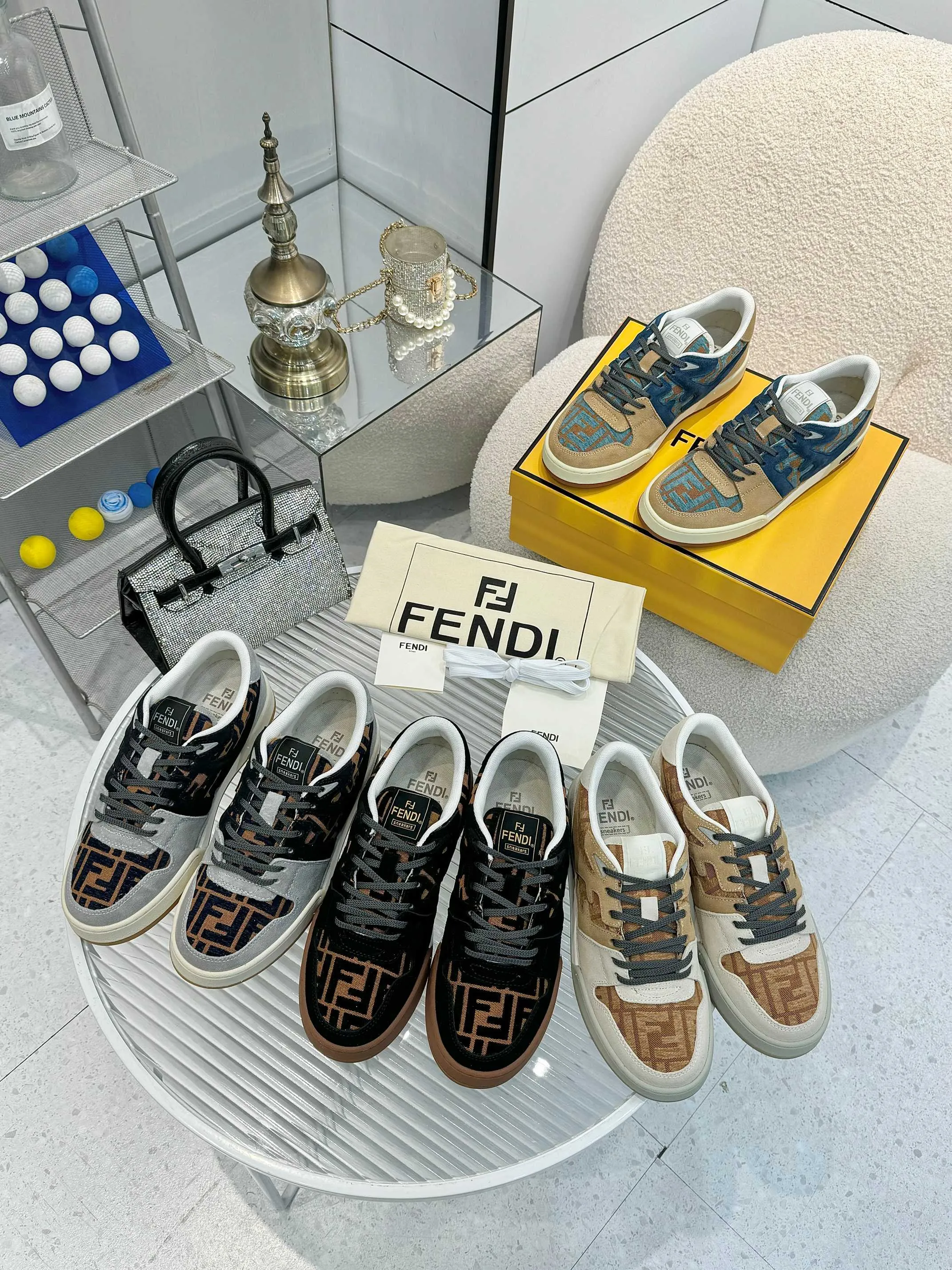 p620🐮🐮New❤Top super A version💯 Fendi Fendi 2025 New Year's King Explosive Style🔥 Many💑stars have the same style FD match. Original purchase for RMB14440. One to one replica. Designer Kim Jones's first sneaker fendi match and Donkey brand Trainer basketball sneakers, fresh blood injection and FF retro design It combines fashion and super comfort. [Wise] Whoever doesn’t grab it will regret it [There are many shoe uppers on the market with different color matching and cut corners in workmanship. The color matching and craftsmanship of my shoe upper are absolutely the same as the genuine products at the counter. Welcome to compare. Feet: Mesh injection molding pads 🎯 Soles: Please look for the original molded multi-color TPU outsole (❌ non-rubber sole) 🎯 Size: Female 35-41 Male 38-45 🎯 Packaging: Original 1:1 matching high-end packaging 🎁